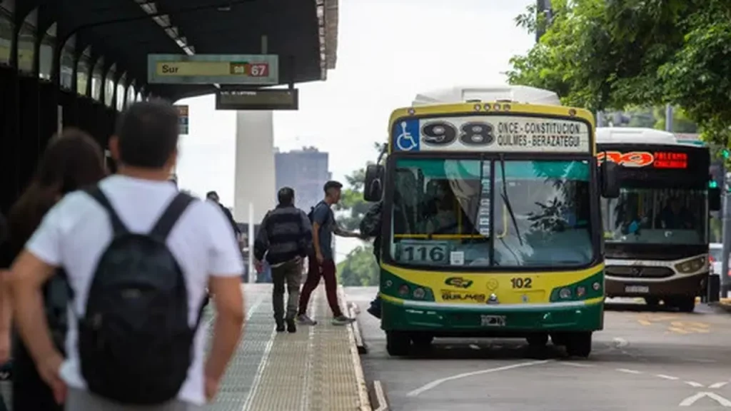 Si no hay acuerdo salarial, se viene un paro de los choferes de colectivos. ¿Cuándo sería?