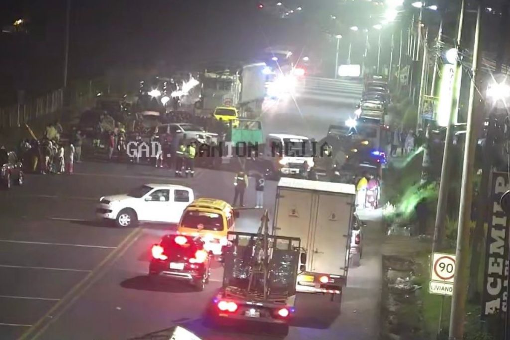 Siniestro de tránsito paraliza el sur de Quito y deja ocho heridos Siniestro de tránsito paraliza el sur de Quito y deja ocho heridos