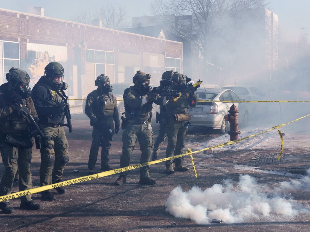 Suspender a los agentes de migraciones implicados en la muerte de un manifestante en Minneapolis.