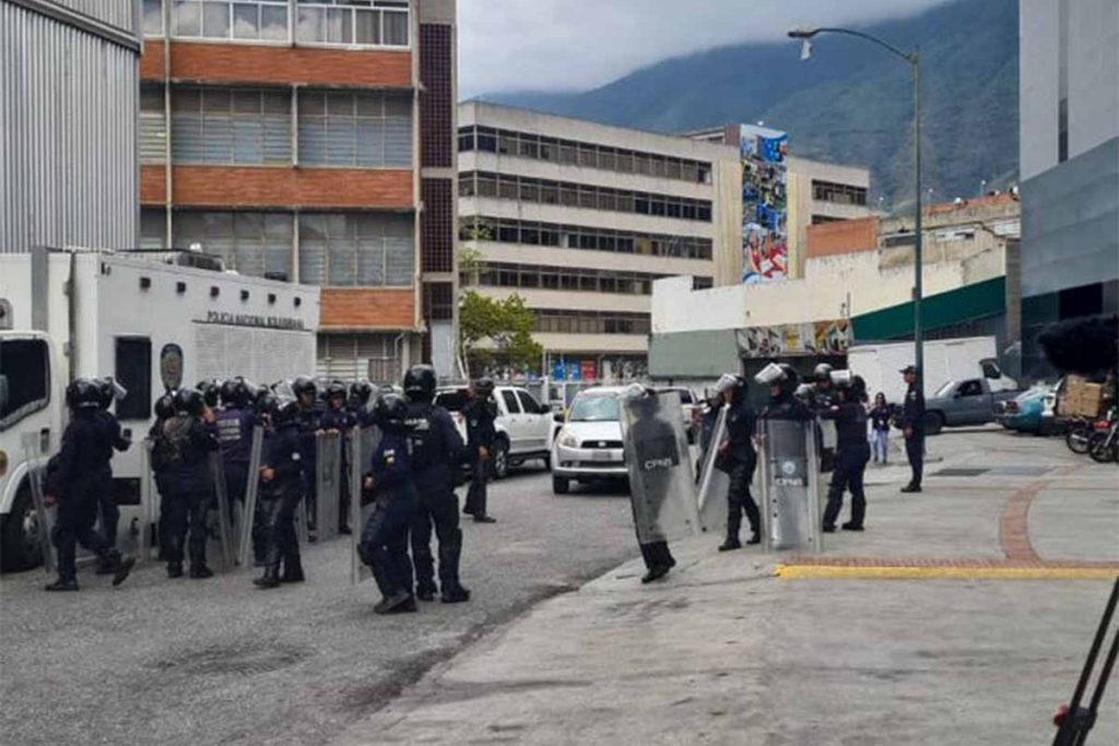 Tensión en Zona 7: Despliegan equipos antimotines contra familiares de presos políticos
