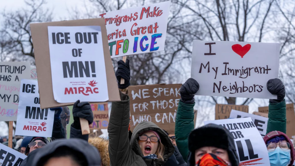 Tensiones en Minnesota por la actuación del ICE se disparan tras la amenaza de Donald Trump de invocar la Ley de Insurrección