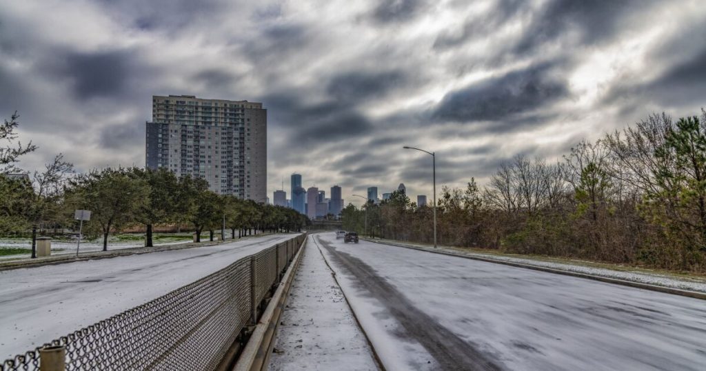 Tormenta invernal deja miles de vuelos cancelados en -y hacia- Estados Unidos