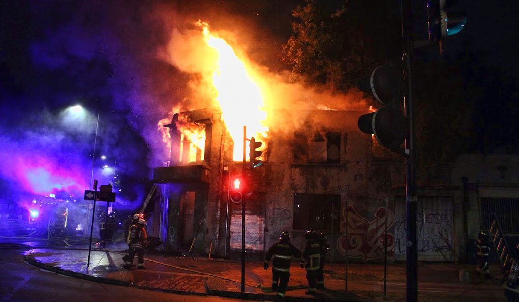Tragedia en Temuco: Incendio destruye antiguo inmueble y deja una persona fallecida