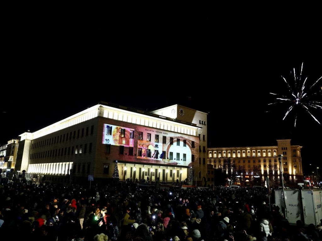 Tras 146 años, el país más pobre de la Unión Europea abandona su moneda y adopta el euro. Tras 146 años, el país más pobre de la Unión Europea abandona su moneda y adopta el euro.