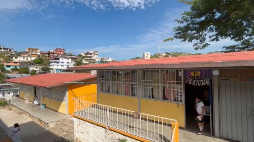 Tras sismo del 2 de enero, niños toman clases en una bodega de Acapulco.