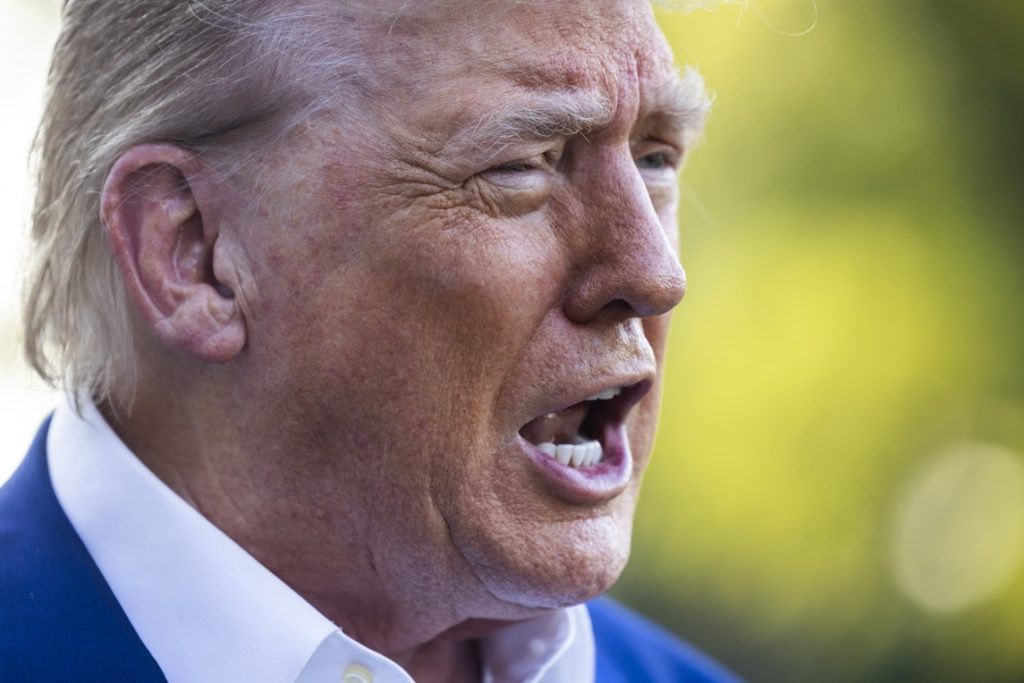 Trump afirma que EEUU ha ejercido mucha presión sobre Cuba y que su Gobierno "pende de un hilo"