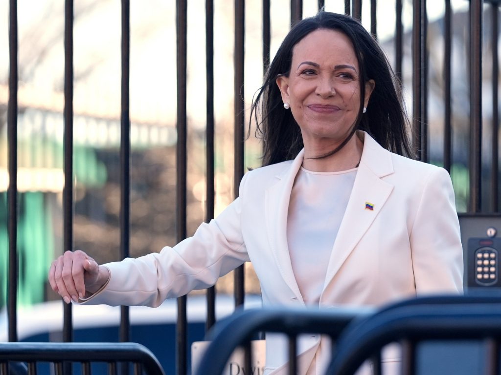 Trump anunció que Corina Machado le entregó la medalla del Premio Nobel de la Paz en la Casa Blanca
