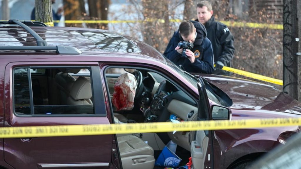 Trump balbucea ante unos reporteros y no sabe explicar su versión al ver el vídeo de los disparos en Minneapolis