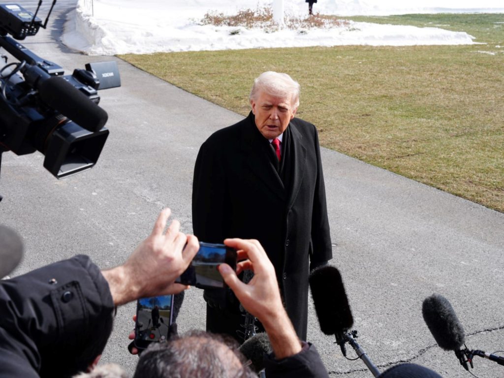 Trump ratificó a su secretaría de Seguridad Nacional pese a las críticas por el asesinato de Alex Pretti en Minnesota