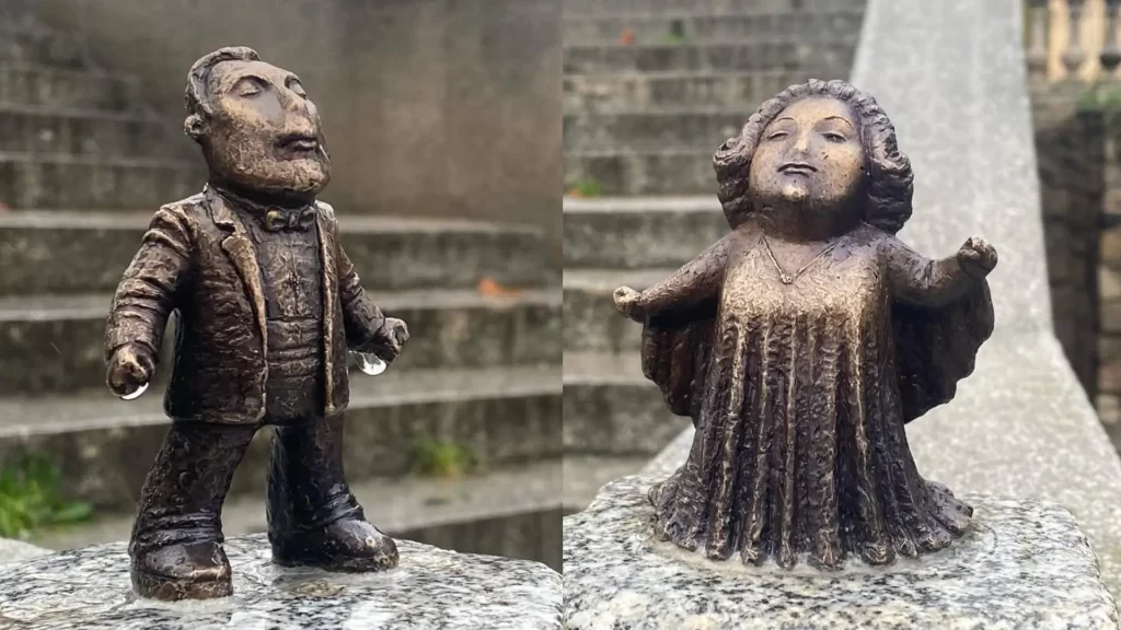 Un artista homenajea a Freddie Mercury y Montserrat Caballé con dos estatuillas colocadas clandestinamente en Barcelona