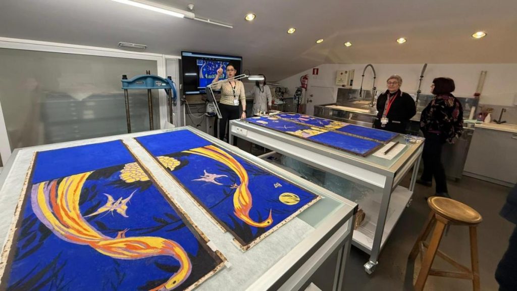 Un biombo daliniano de ida y vuelta. Un biombo daliniano de ida y vuelta.