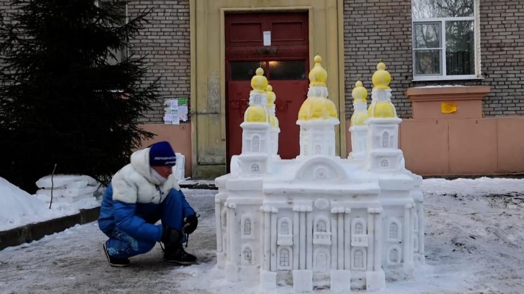 Un escultor crea una réplica en nieve de la antigua catedral de San Petersburgo Un escultor crea una réplica en nieve de la antigua catedral de San Petersburgo