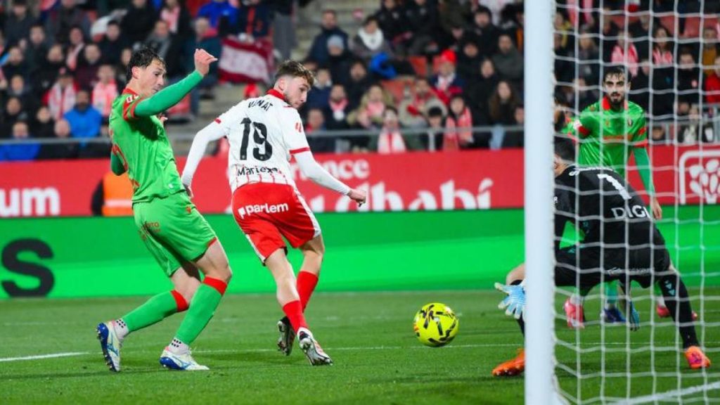 Un golazo de Vanat brinda el “aprobado raspado” al Girona