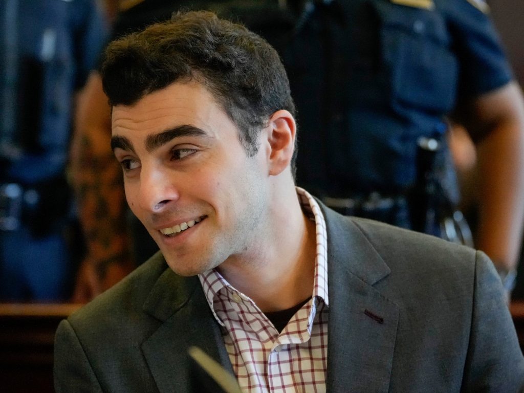 Un hombre dijo que era agente del FBI e intentó liberar a Luigi Mangione de la cárcel.