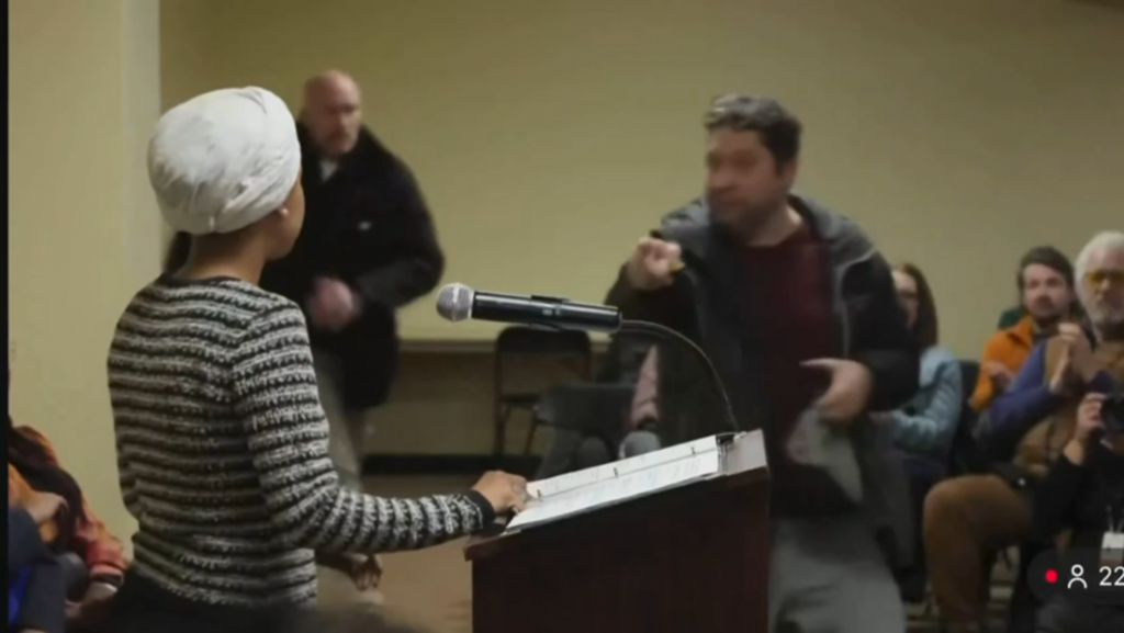 Un hombre irrumpe con una jeringa y rocía a la congresista Ilhan Omar en un evento en Mineápolis (VIDEO) Un hombre irrumpe con una jeringa y rocía a la congresista Ilhan Omar en un evento en Mineápolis (VIDEO)