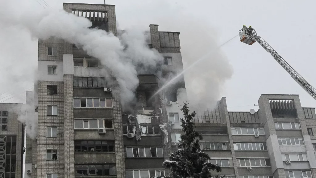 Un vídeo muestra un edificio gravemente dañado en Ucrania por el ataque ruso | Guerra Rusia-Ucrania