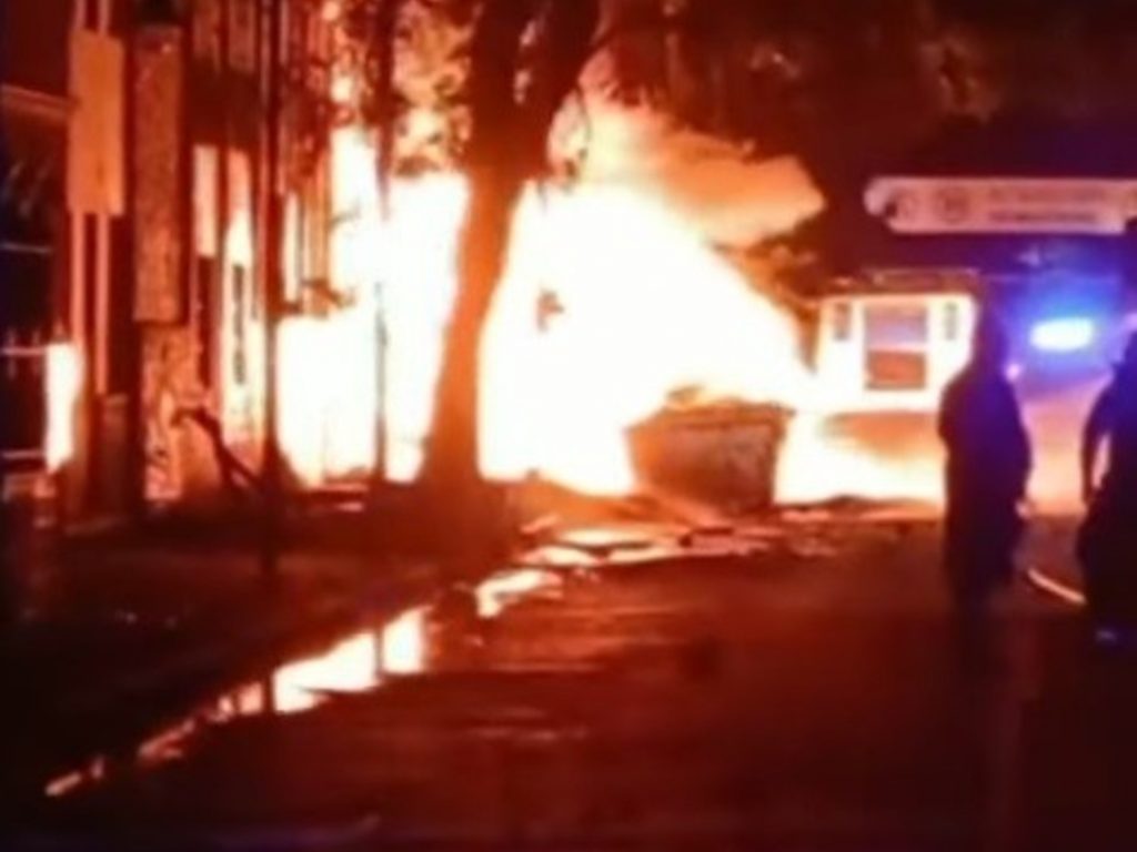 Una explosión sacudió San Fernando y desató un incendio de gran magnitud en una fábrica.