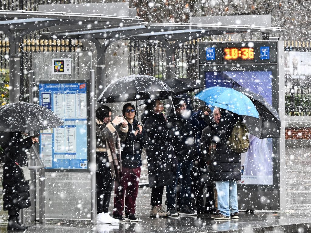 Una intensa nevada cubrió de blanco a Madrid y provocó un caos de tránsito Una intensa nevada cubrió de blanco a Madrid y provocó un caos de tránsito