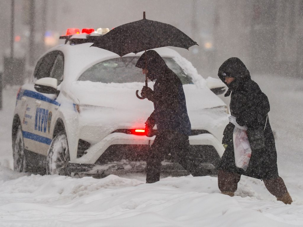 Una intensa tormenta de nieve castiga Estados Unidos con millas de vuelos cancelados y al menos siete muertos