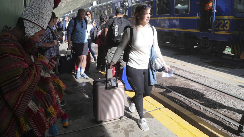 Una persona muere y decenas resultan heridas tras choque de trenes.
