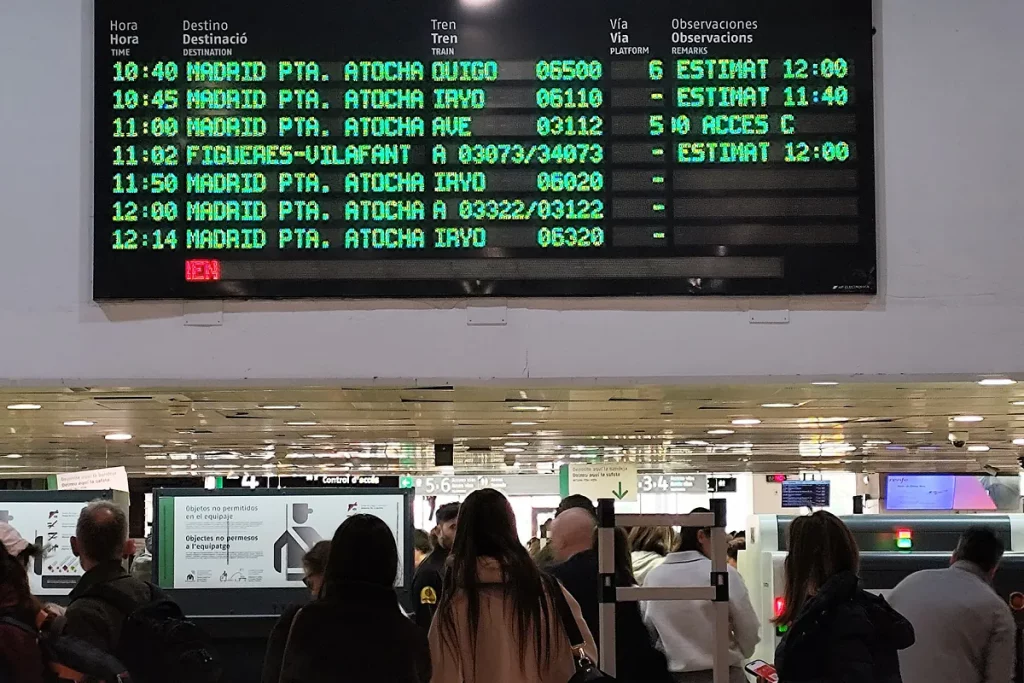 Una rotura en una vía del AVE Barcelona-Madrid suma retrasos hoy mientras Adif confirma que detectó otra fractura en el eje Madrid-Sevilla "hace días"