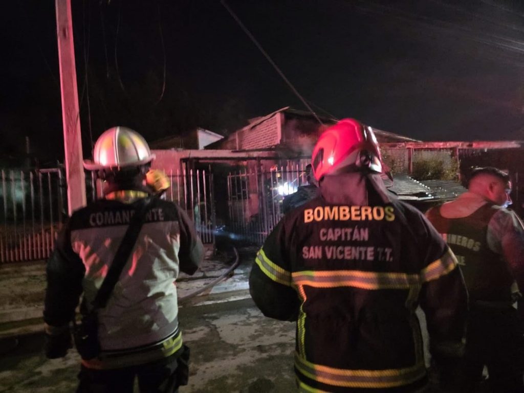 Una vivienda destruida y otra con daños deja incendio en San Vicente