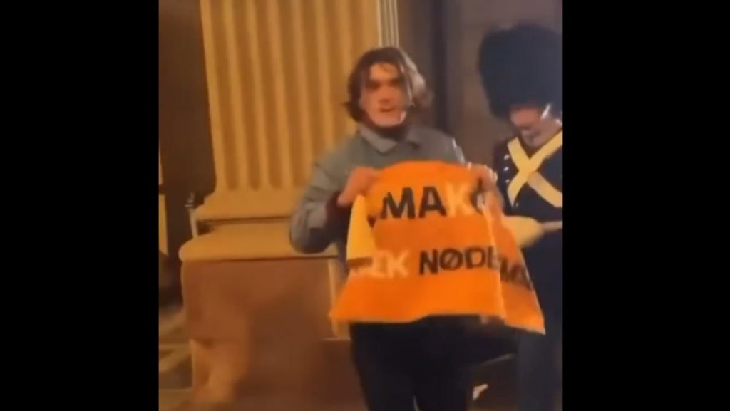 VIDEO: Guardia empujó a un activista que apareció tras el discurso del rey en Copenhague