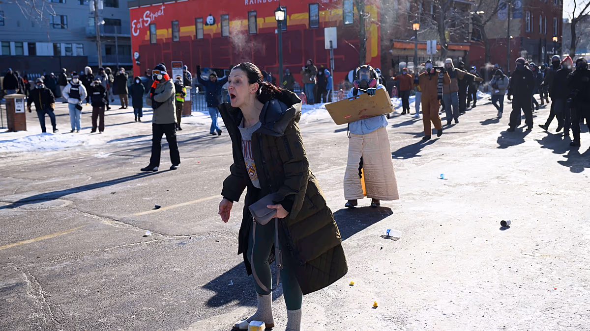 Video. Cientos de personas se reúnen en el monumento a Alex Pretti, el hombre asesinado por un oficial de la Patrulla Fronteriza en Minneapolis Video. Cientos de personas se reúnen en el monumento a Alex Pretti, el hombre asesinado por un oficial de la Patrulla Fronteriza en Minneapolis
