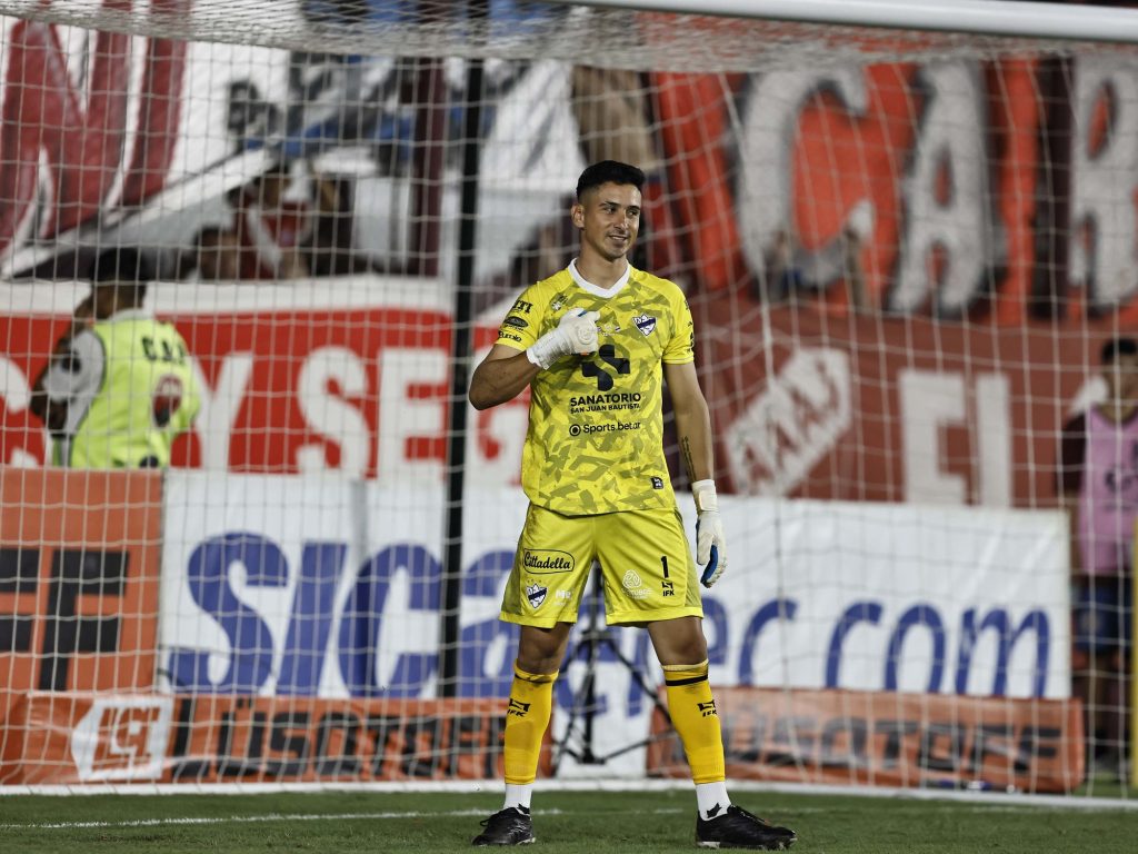 Video: Leguiza héroe, el abrazo con Orion y la definición histórica por penales con la que Midland venció a Argentinos :: Olé Video: Leguiza héroe, el abrazo con Orion y la definición histórica por penales con la que Midland venció a Argentinos :: Olé