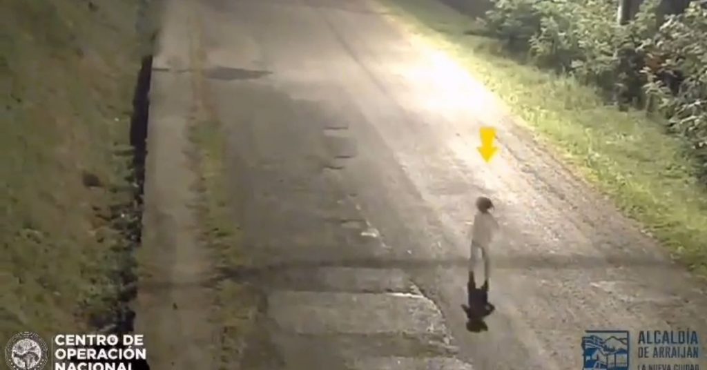 Vídeo | Policía rescata a una niña que se encontraba deambulaba en la madrugada en una vía de Arraiján - Videos