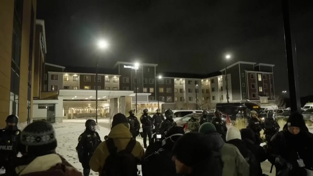 Vídeo: Protesta ruidosa que duró toda la noche contra agentes federales en Minnesota | Donald Trump