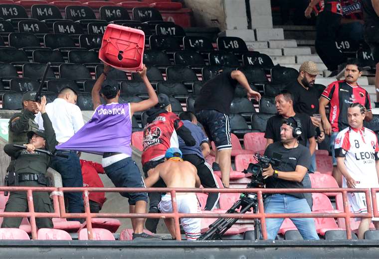 Video: Un muerto y cinco heridos en choques entre barras de fútbol en Colombia Video: Un muerto y cinco heridos en choques entre barras de fútbol en Colombia