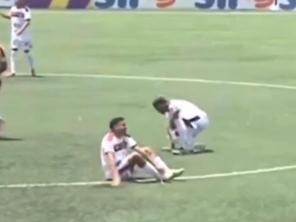 Video: se paró un partido porque el césped les quemaba los pies :: Olé