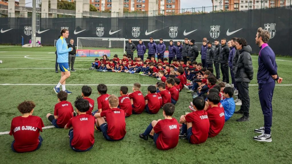 Visita especial de Szczesny al Training Camp de la Barça Academy