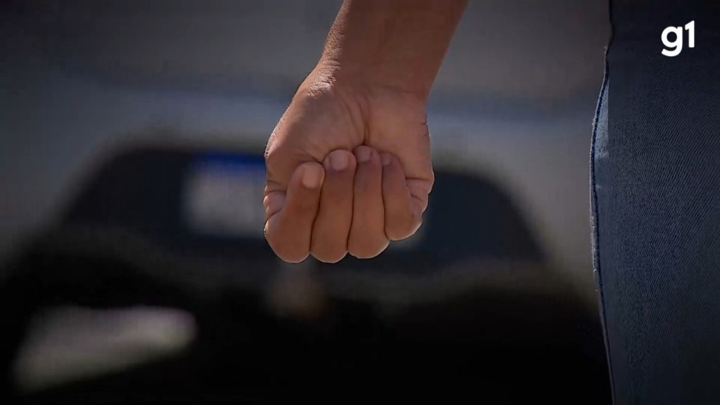 Vítima é resgatada pela policia após pedir ayuda con señal de socorro Vítima é resgatada pela policia após pedir ayuda con señal de socorro