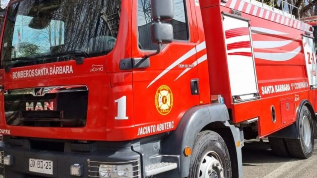 Volcamiento de camioneta deja dos lesionados en sector rural de Santa Bárbara