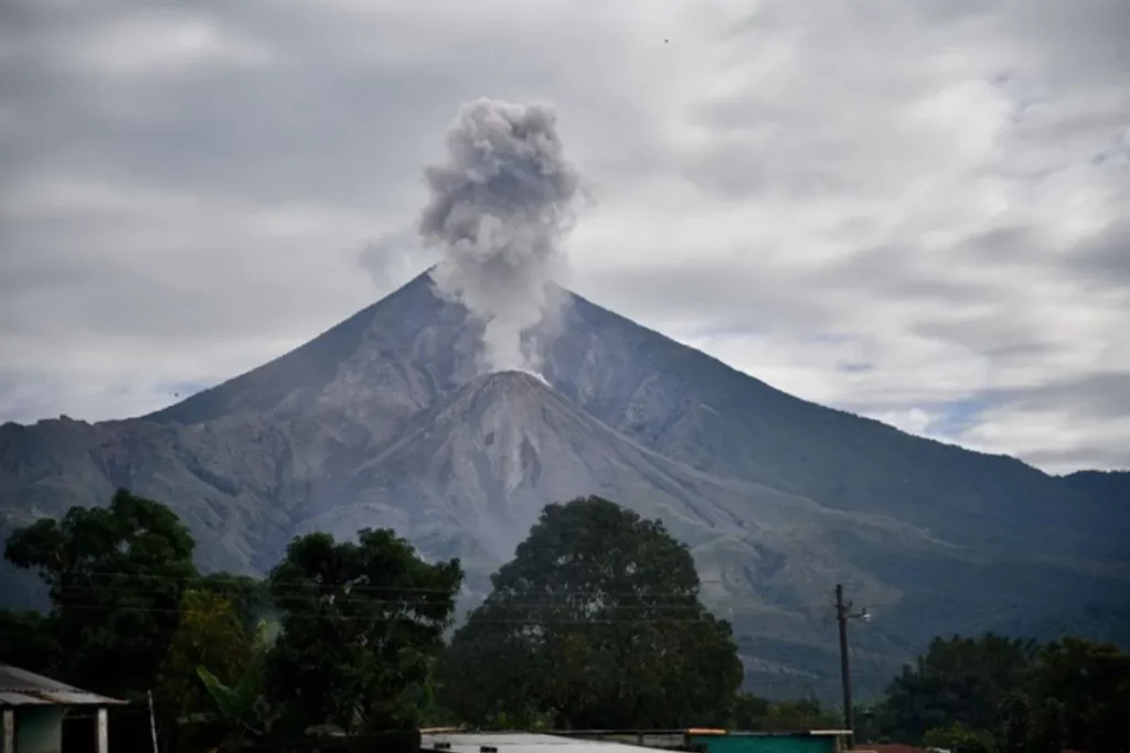Volcán Santiaguito presenta actividad constante y de dos a cuatro explosiones por hora Volcán Santiaguito presenta actividad constante y de dos a cuatro explosiones por hora