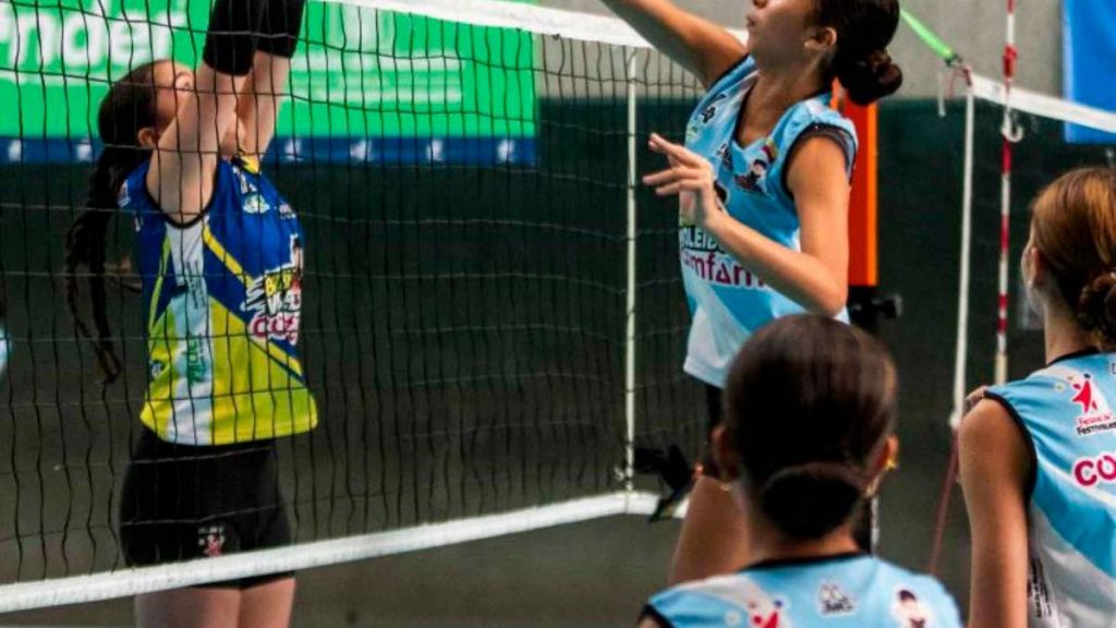 Voleibolistas de Amazonas enamoran con sus jugadas en el Yesid Santos en el Festival de Festivales