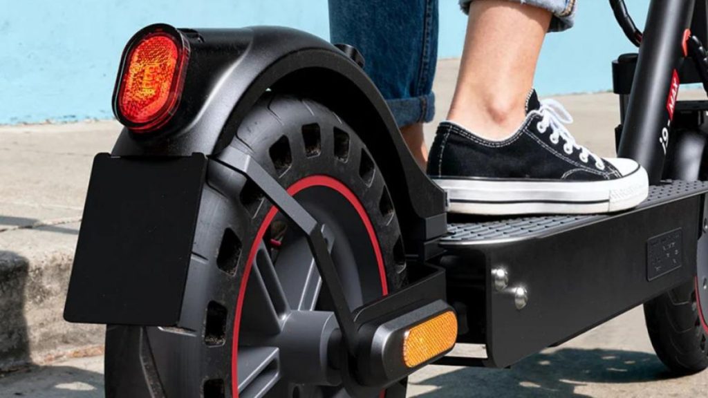 Vuela por la ciudad con este patinete de menos de 145 euros con 350 W de motor, hasta 30 km de autonomía y 30 km/h de velocidad