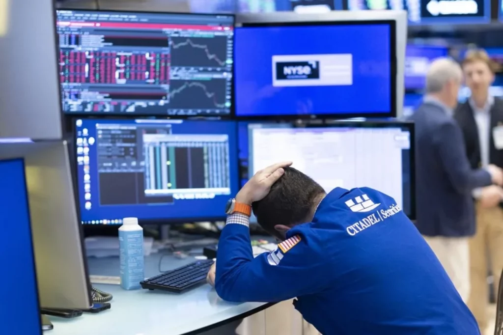 Wall Street tiene mayor caída en tres meses tras nuevas amenazas arancelarias de Trump • Mercados • Forbes México