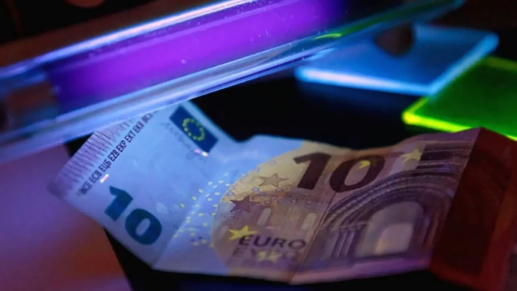 así funciona la tecnología que quiere jubilar los billetes falsos