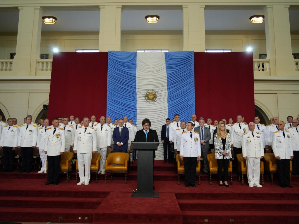 buscan aumentar los aportes de los militares para enfrentar al rojo en las cuentas