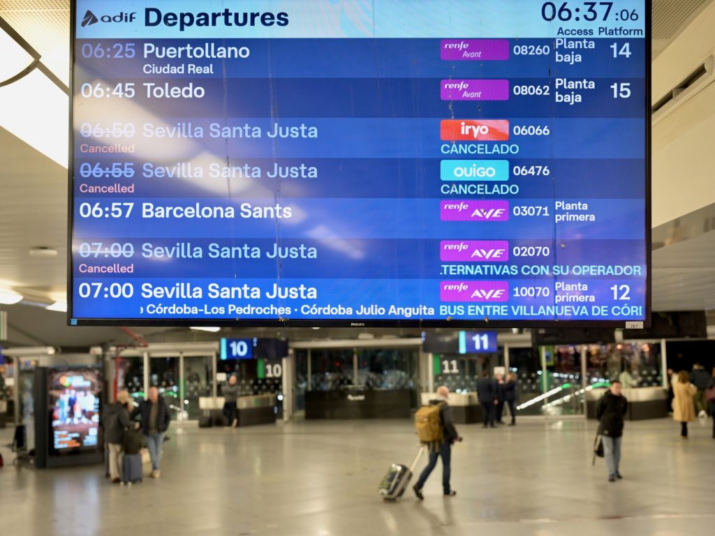 cómo es volver a subirse a un tren de alta velocidad en España luego de la tragedia que dejó 46 muertos