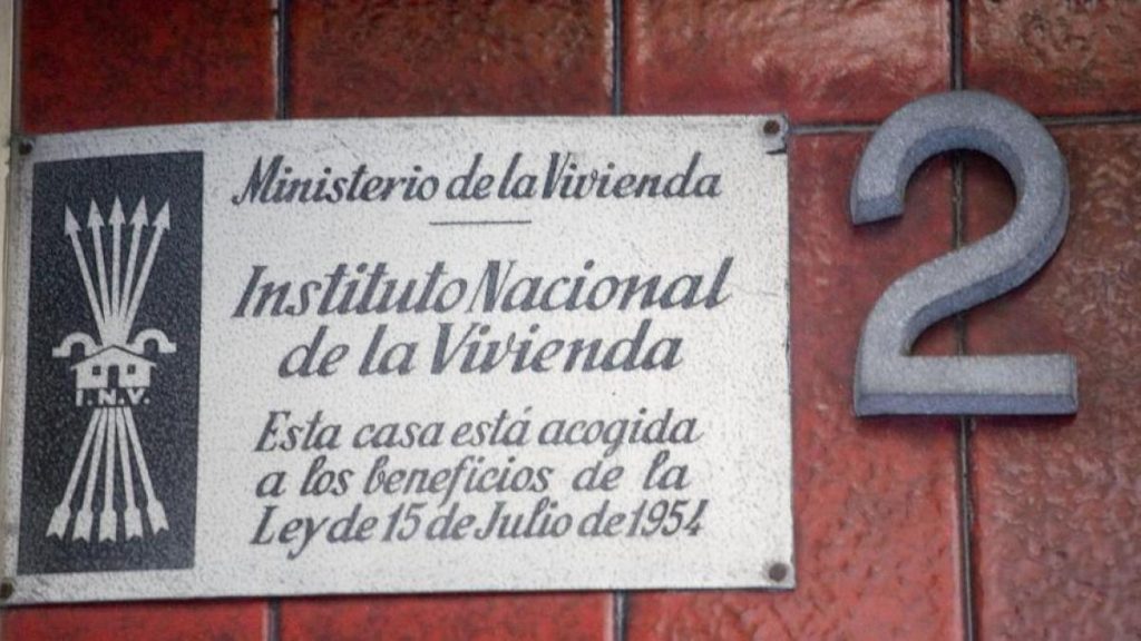 el Gobierno elabora un catálogo de símbolos antidemocráticos