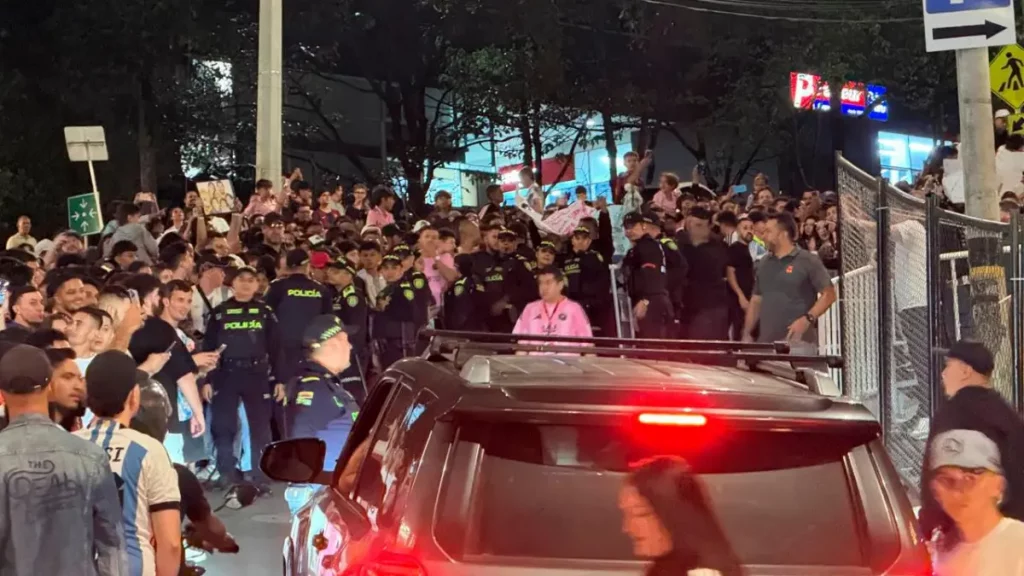 el argentino y su equipo llegaron al hotel en un Bolivariano el argentino y su equipo llegaron al hotel en un Bolivariano