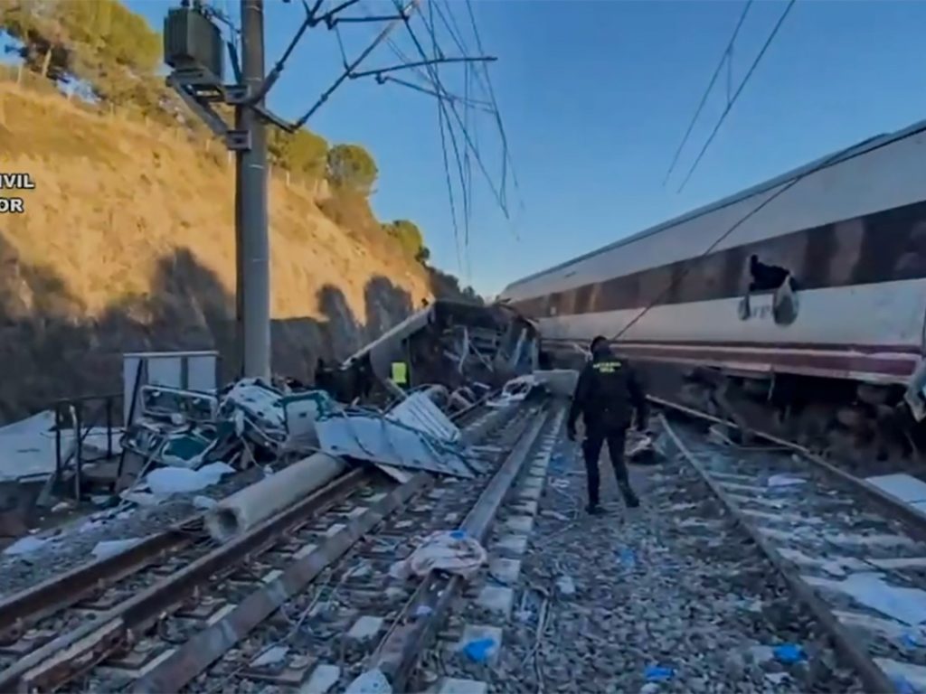elevan a 39 la cifra de muertos e investigan las causas del descarrilamiento que provocó la tragedia en Adamuz