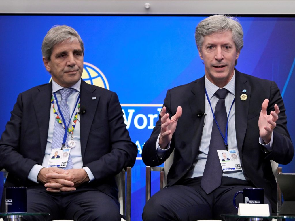 El Banco Central enfrenta el pago de US$ 1.000 millones en bonos con empresas e importadores este mes el techo de la banda subirá 2,5% y el Central apuesta a sumar reservas