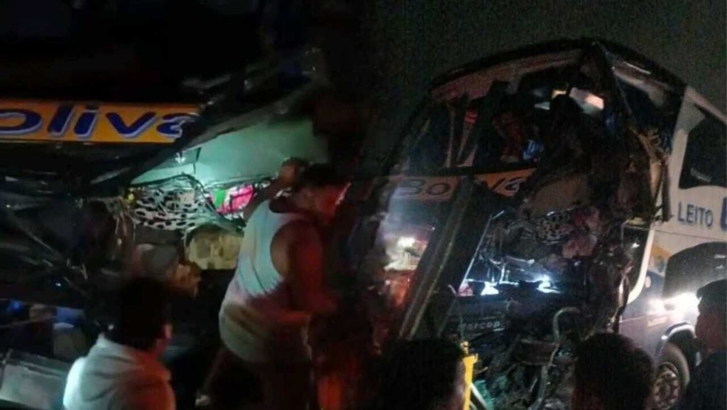 fallecen chofer y pasajera tras brutal choque de bus; 7 tienen heridas