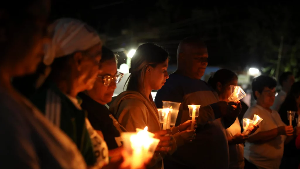 familiares esperan a los afueras de las cárceles