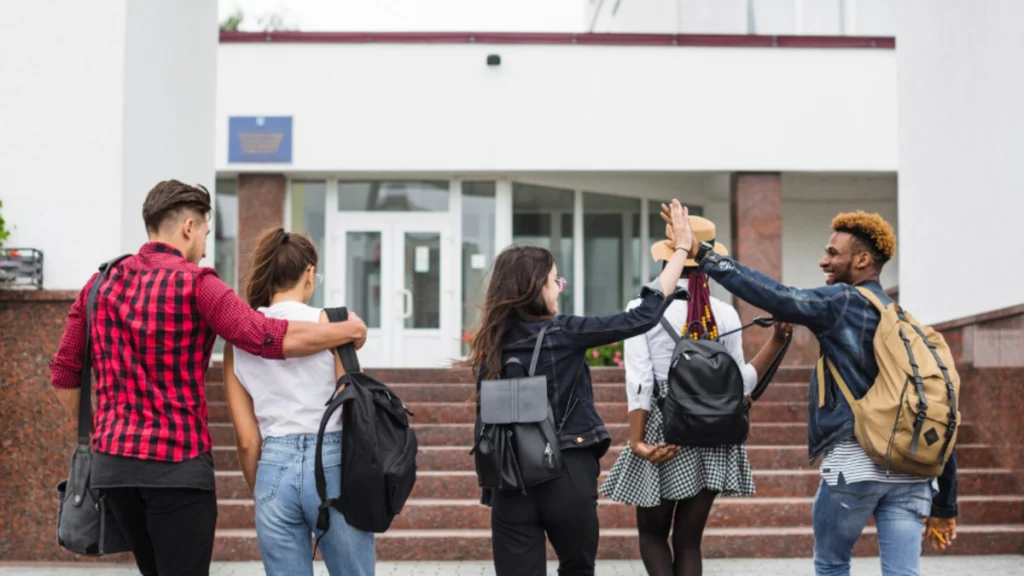 hay más de 700 becas de posgrado